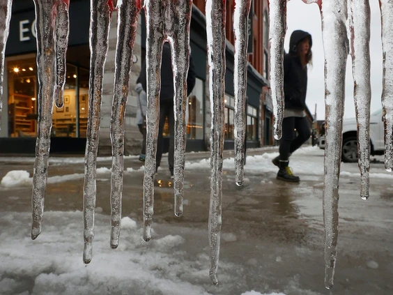 Bão tuyết nghiêm trọng ở Canada làm hơn một triệu người mất điện, trường học đóng cửa - Ảnh 5.