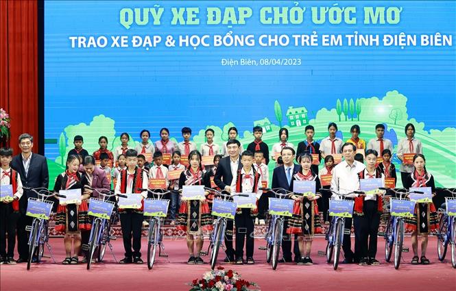 Thủ tướng trao học bổng cho trẻ em có hoàn cảnh khó khăn tỉnh Điện Biên - Ảnh 2.