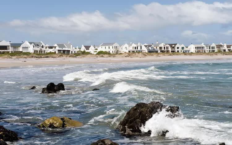 Làng Chài Cửa Vạn góp mặt trong danh sách 16 thị trấn ven biển đẹp nhất thế giới - Ảnh 16.