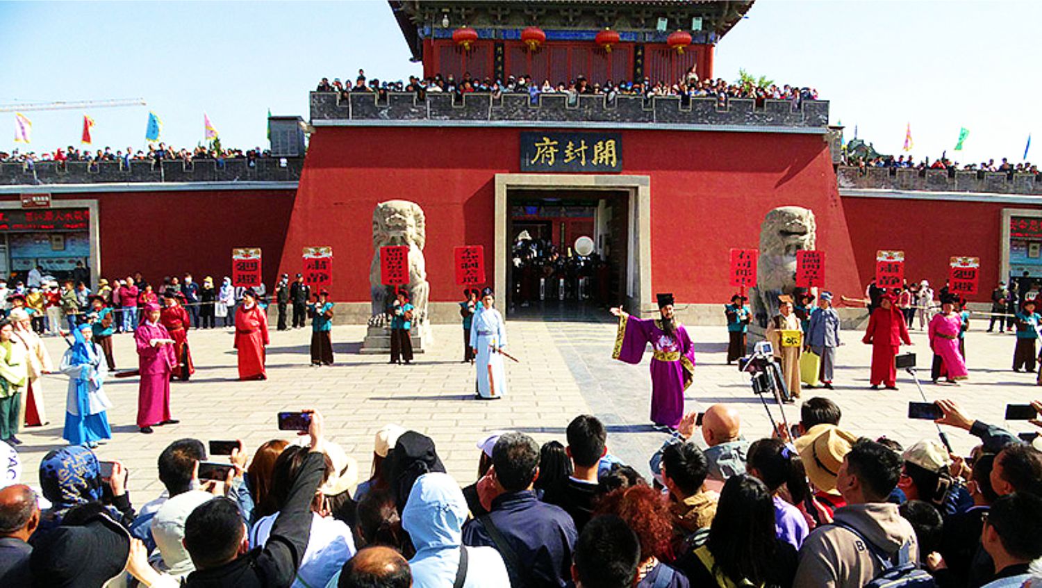 Kỳ nghỉ 1/5: Hàng nghìn người đổ về các điểm du lịch ở Trung Quốc - Ảnh 13.