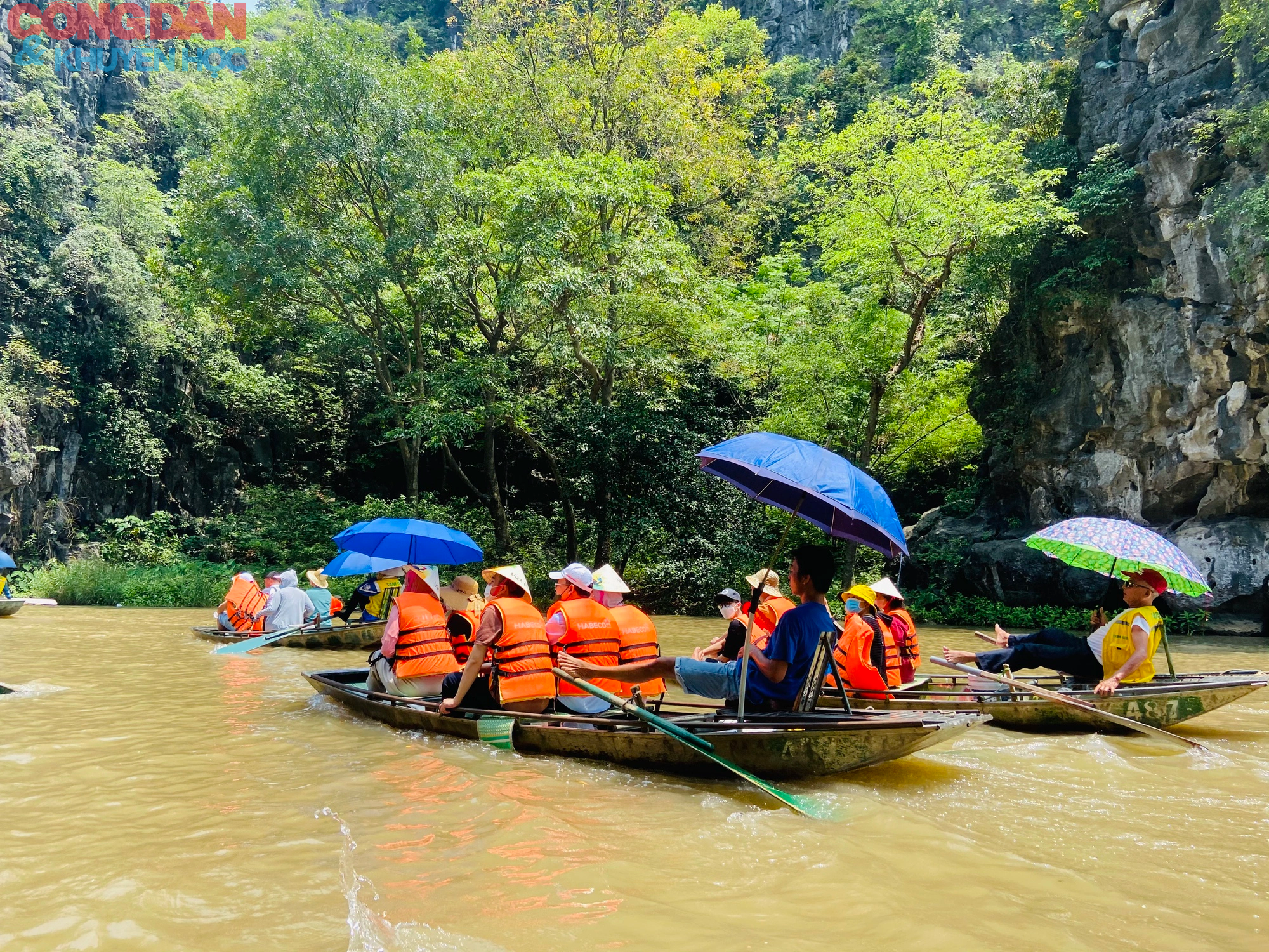 Tam Cốc - Bích Động đông đúc kỳ nghỉ lễ - Ảnh 2.