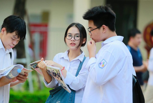 Học sinh lớp 9 tại Thành phố Hồ Chí Minh điều chỉnh nguyện vọng vào lớp 10 - Ảnh 1.