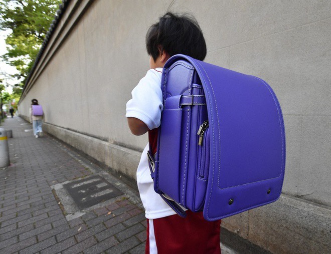 Học sinh Nhật Bản cõng cặp sách nặng 10kg tới trường học - Ảnh 1.