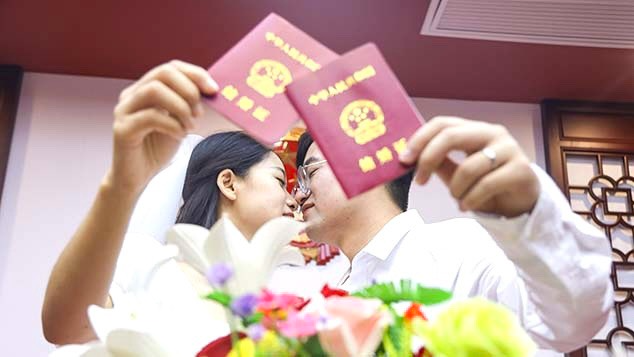 Học viện ở Trung Quốc tạo điều kiện để sinh viên kết hôn - Ảnh 2.