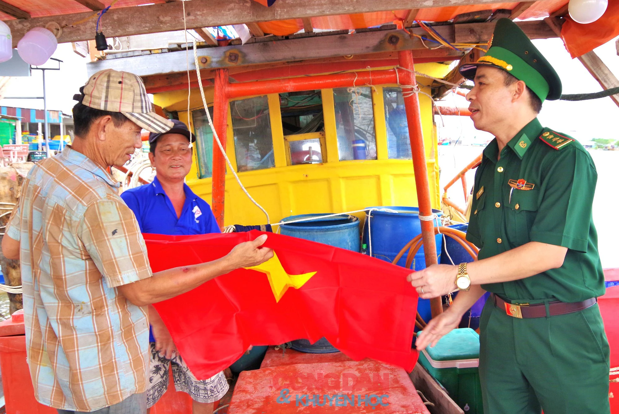 Thượng tá Phùng Đức Hưng - Chỉ huy trưởng Biên phòng Cà Mau: Đánh cá hợp pháp là yêu nước! - Ảnh 7.