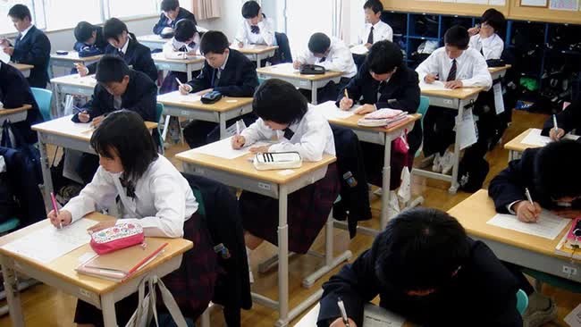 Nhật Bản xem xét trợ cấp tiền học cho trẻ em - Ảnh 1.