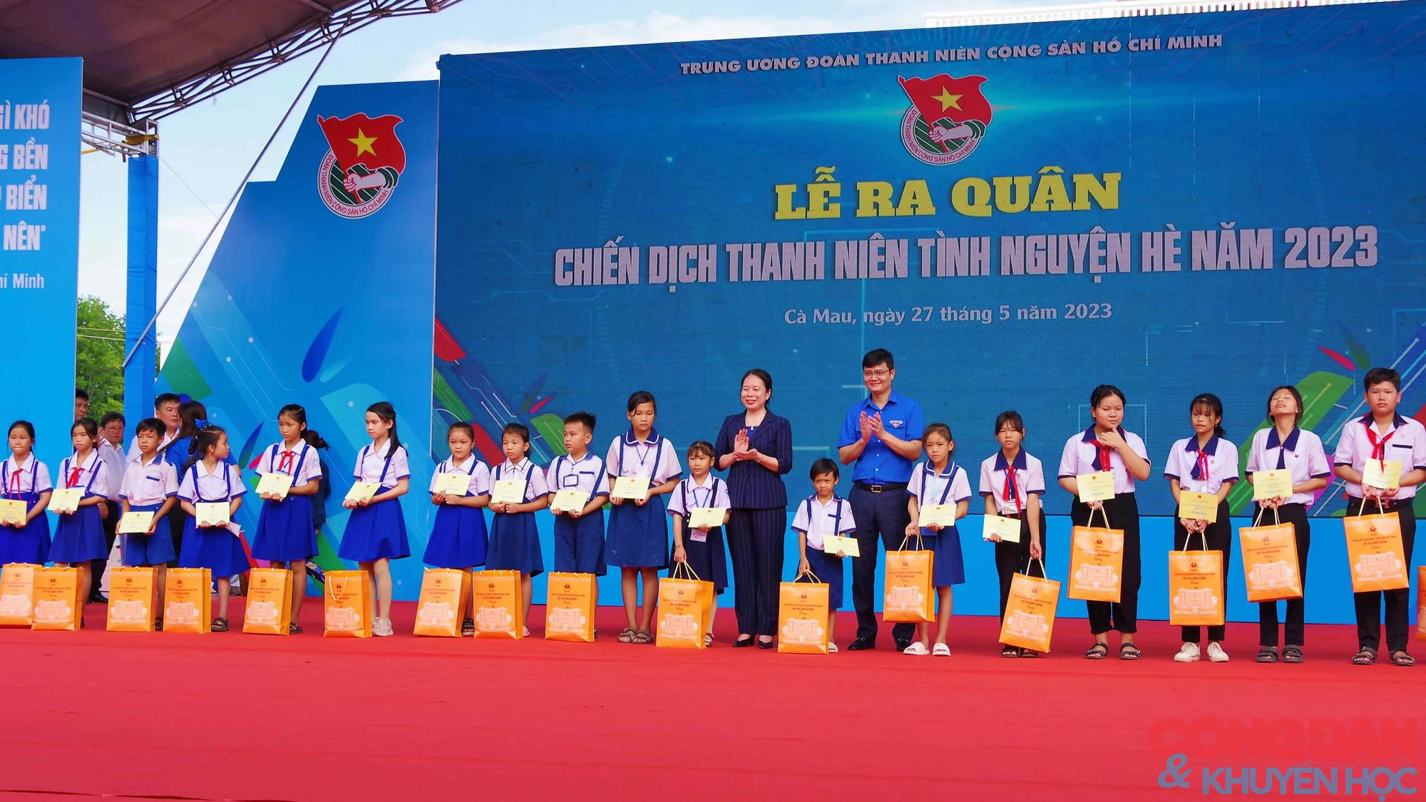 Phó Chủ tịch nước Võ Thị Ánh Xuân chủ trì Lễ chào cờ chủ quyền tại Cà Mau; Thanh niên tình nguyện Hè 2023 - Ảnh 2.