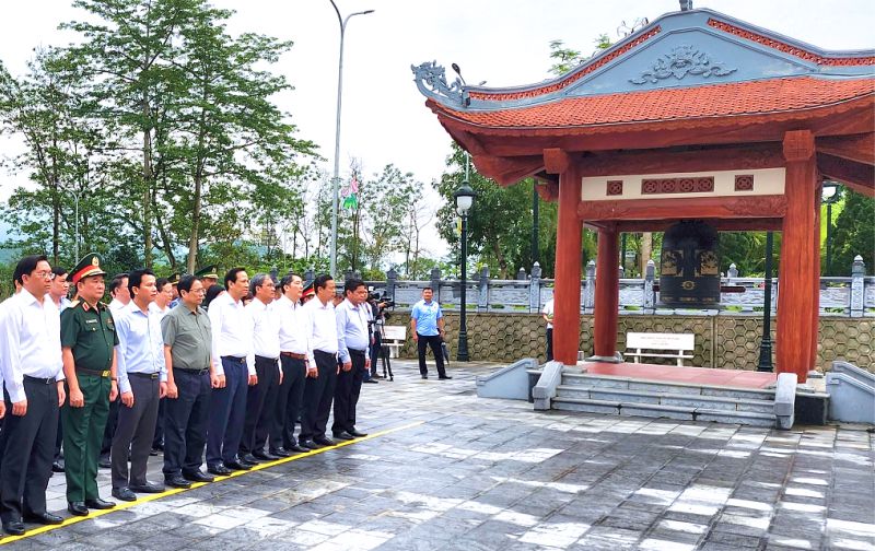 Thủ tướng dâng hương tưởng niệm các Anh hùng Liệt sĩ tại Nghĩa trang Vị Xuyên - Ảnh 2.
