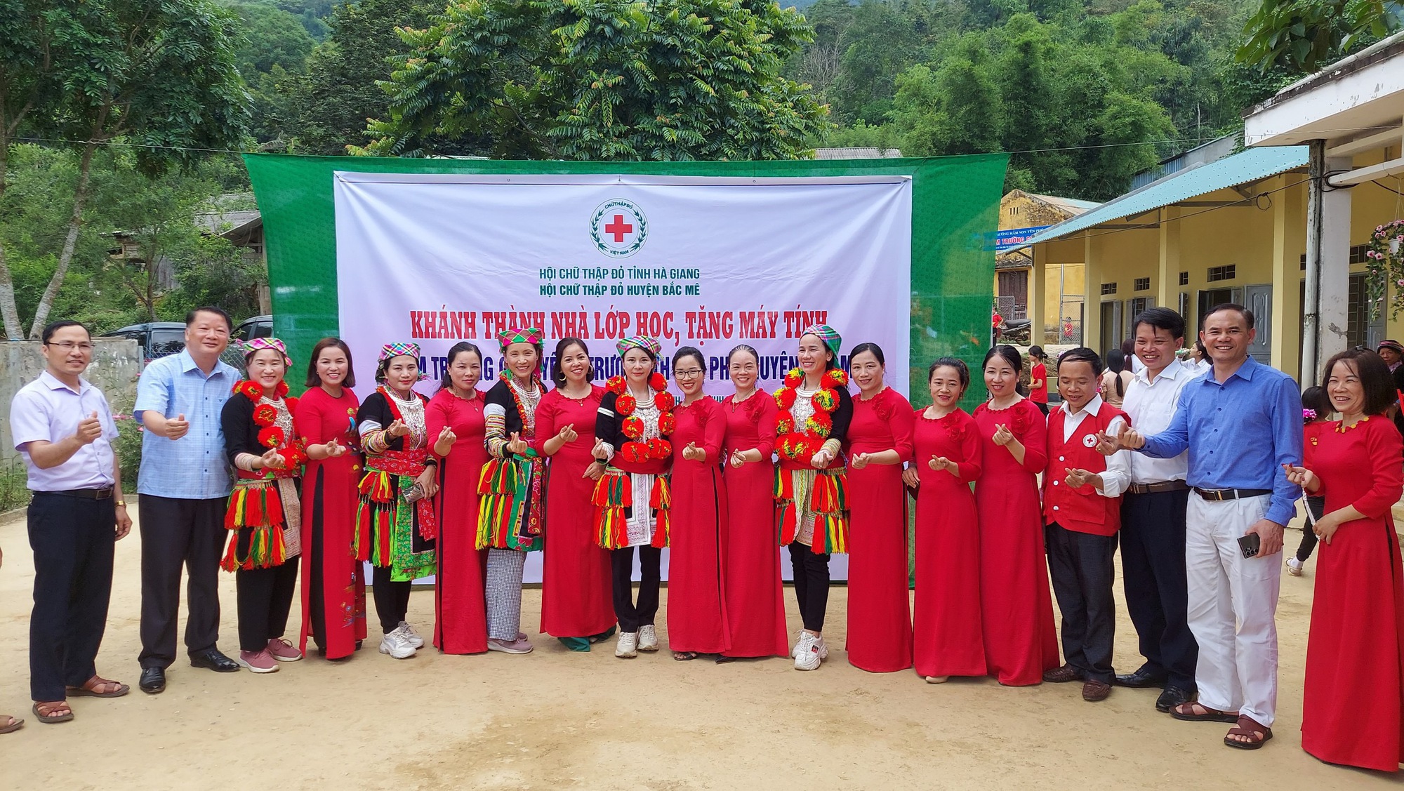 Hà Giang: Trao tặng nhà lớp học và máy tính mới cho học sinh vùng cao - Ảnh 2.