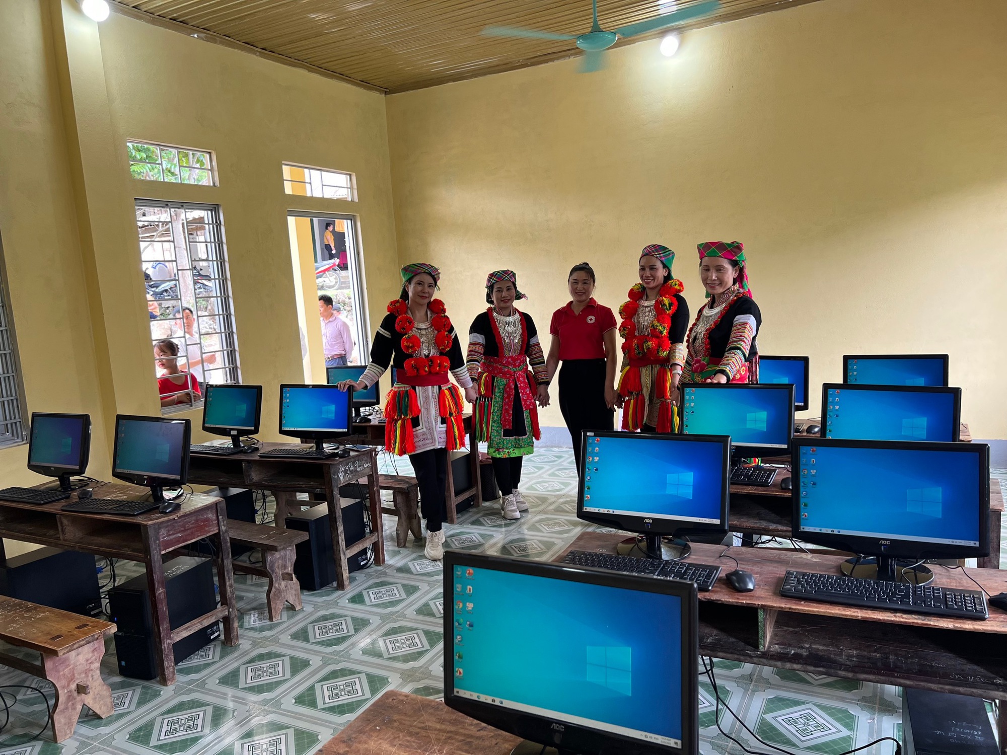 Hà Giang: Trao tặng nhà lớp học và máy tính mới cho học sinh vùng cao - Ảnh 3.