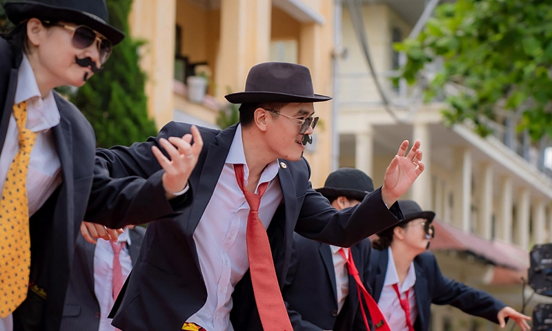 Hải Phòng: Giáo viên trong lễ bế giảng với điệu nhảy thịnh hành trên TikTok gây sốt trên mạng xã hội - Ảnh 1.
