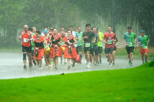 Những khoảnh khắc khó quên trên đường đua Ecopark Marathon 2023 - Ảnh 8.