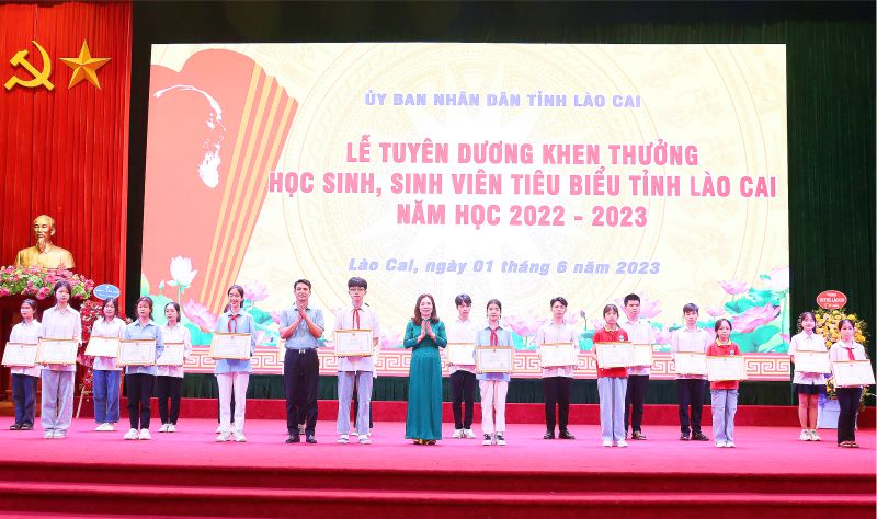 Lào Cai: Khen thưởng 550 học sinh, sinh viên tiêu biểu - Ảnh 1.