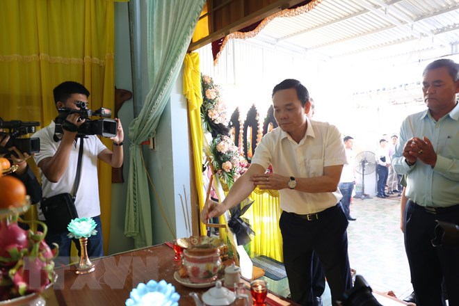 Phó Thủ tướng Chính phủ Trần Lưu Quang thăm các nạn nhân vụ tấn công trụ sở Ủy ban nhân dân xã tại Đắk Lắk - Ảnh 2.