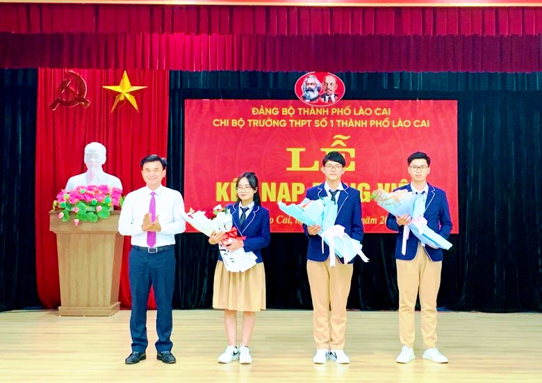 Lào Cai: Kết nạp Đảng 3 học sinh ưu tú Trường Trung học phổ thông số 1 - Ảnh 1.