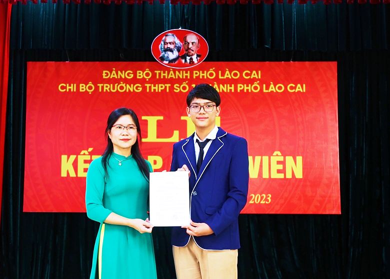 Lào Cai: Kết nạp Đảng 3 học sinh ưu tú Trường Trung học phổ thông số 1 - Ảnh 2.