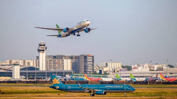 Mới chớm cao điểm hè, sân bay Tân Sơn Nhất đã quá tải - Ảnh 1.