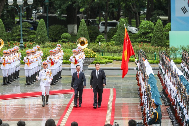 Chủ tịch nước Võ Văn Thưởng đón và hội đàm với Tổng thống Hàn Quốc, 2 nước trao đổi nhiều văn kiện hợp tác - Ảnh 3.