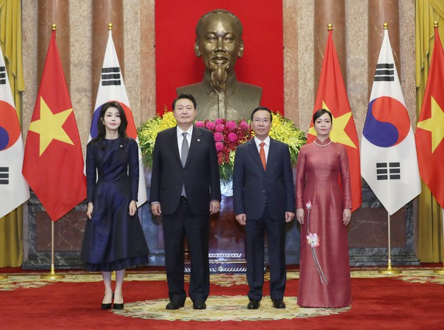 Chủ tịch nước Võ Văn Thưởng đón và hội đàm với Tổng thống Hàn Quốc, 2 nước trao đổi nhiều văn kiện hợp tác - Ảnh 4.