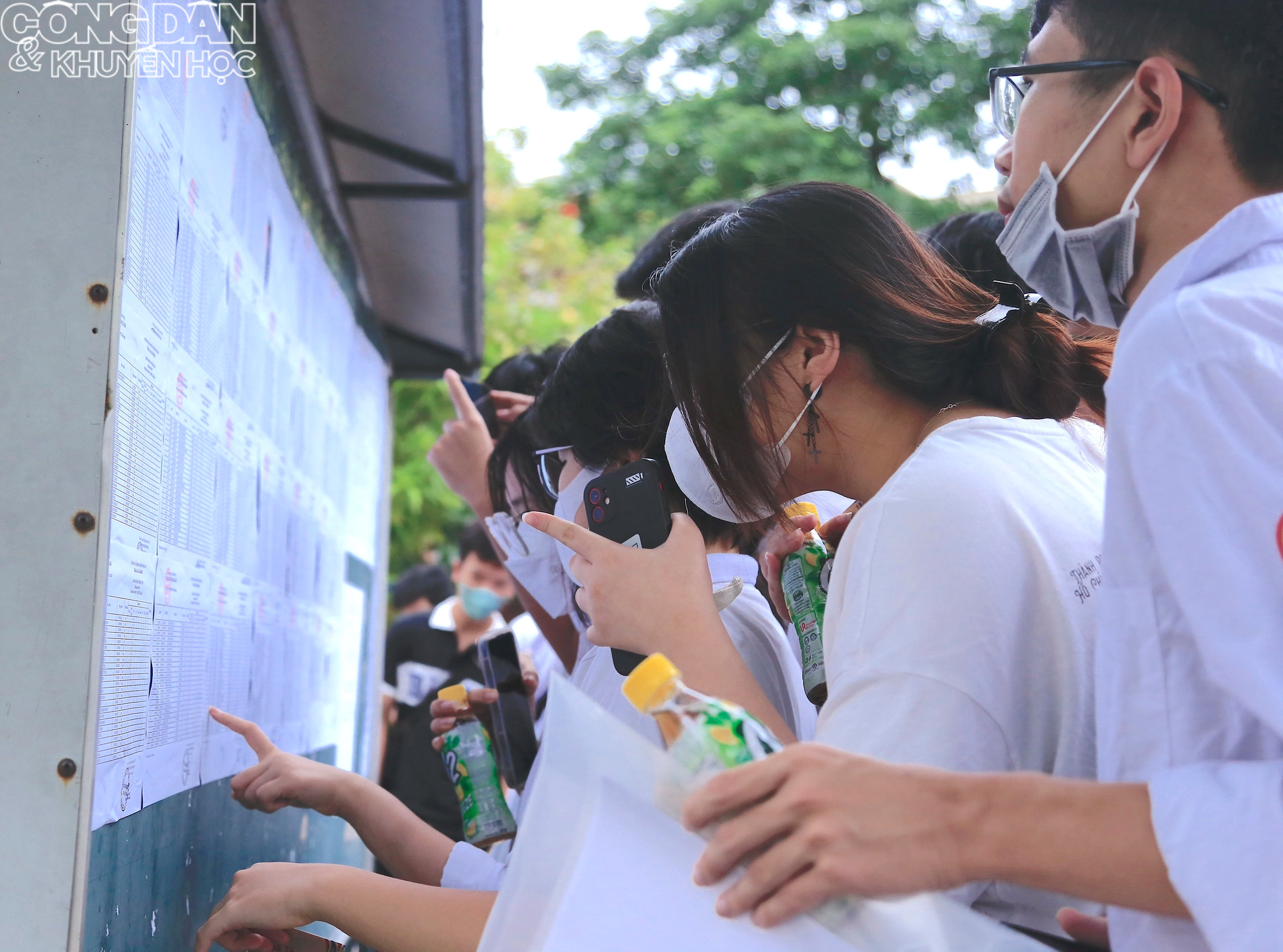 Hơn 100.000 sĩ tử Hà Nội làm thủ tục dự thi tốt nghiệp trung học phổ thông 2023 - Ảnh 1.