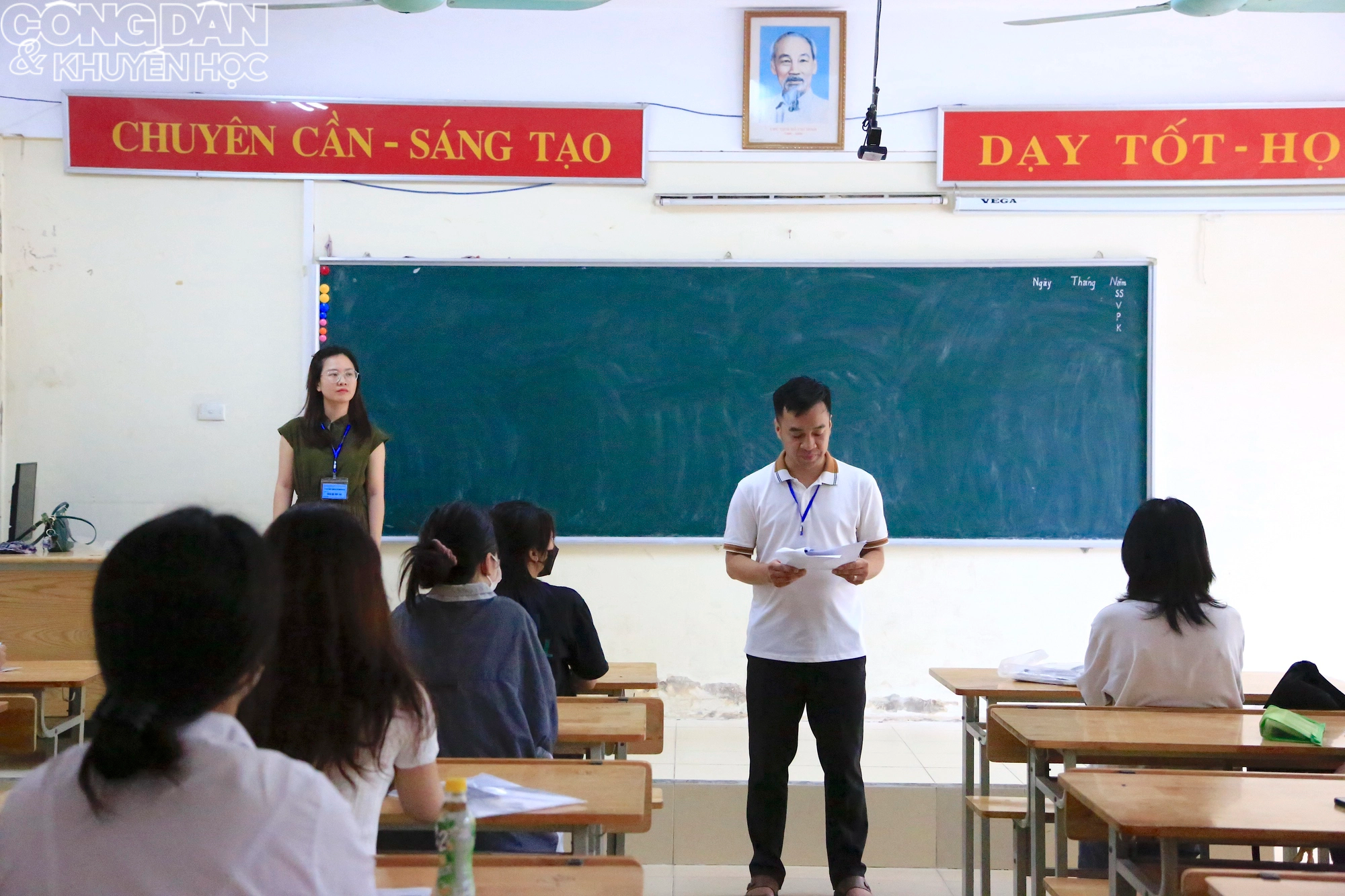 Hơn 100.000 sĩ tử Hà Nội làm thủ tục dự thi tốt nghiệp trung học phổ thông 2023 - Ảnh 10.