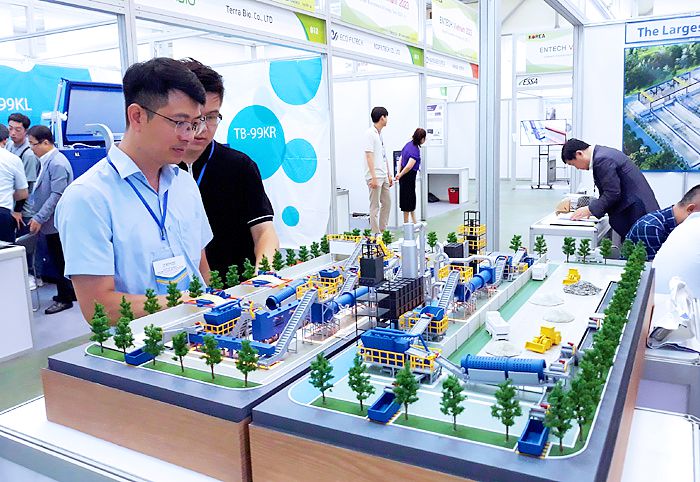 Khai mạc Hội chợ triển lãm quốc tế Công nghệ năng lượng - môi trường Hà Nội - Ảnh 2.