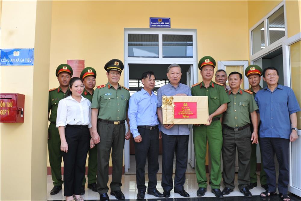 Vụ tấn công tại Đắk Lắk: Bộ trưởng Tô Lâm đến thăm gia đình các liệt sĩ hy sinh  - Ảnh 4.