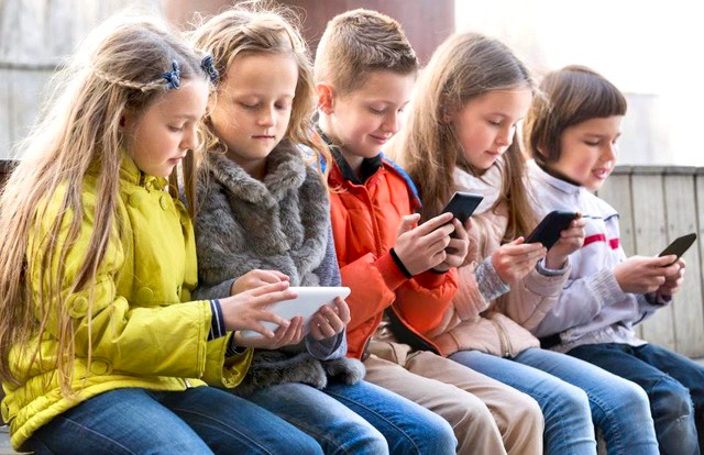 Nơi người lớn cấm học sinh tiểu học dùng điện thoại thông minh - Ảnh 1.