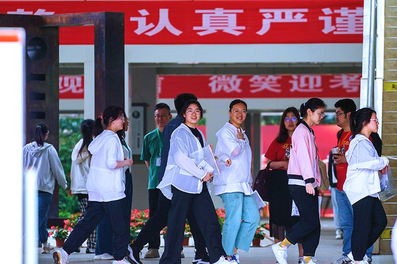 Gần 13 triệu thí sinh Trung Quốc bước vào kỳ thi đại học khó nhất thế giới - Ảnh 4.
