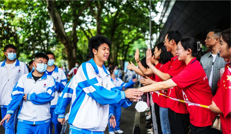Gần 13 triệu thí sinh Trung Quốc bước vào kỳ thi đại học khó nhất thế giới - Ảnh 1.