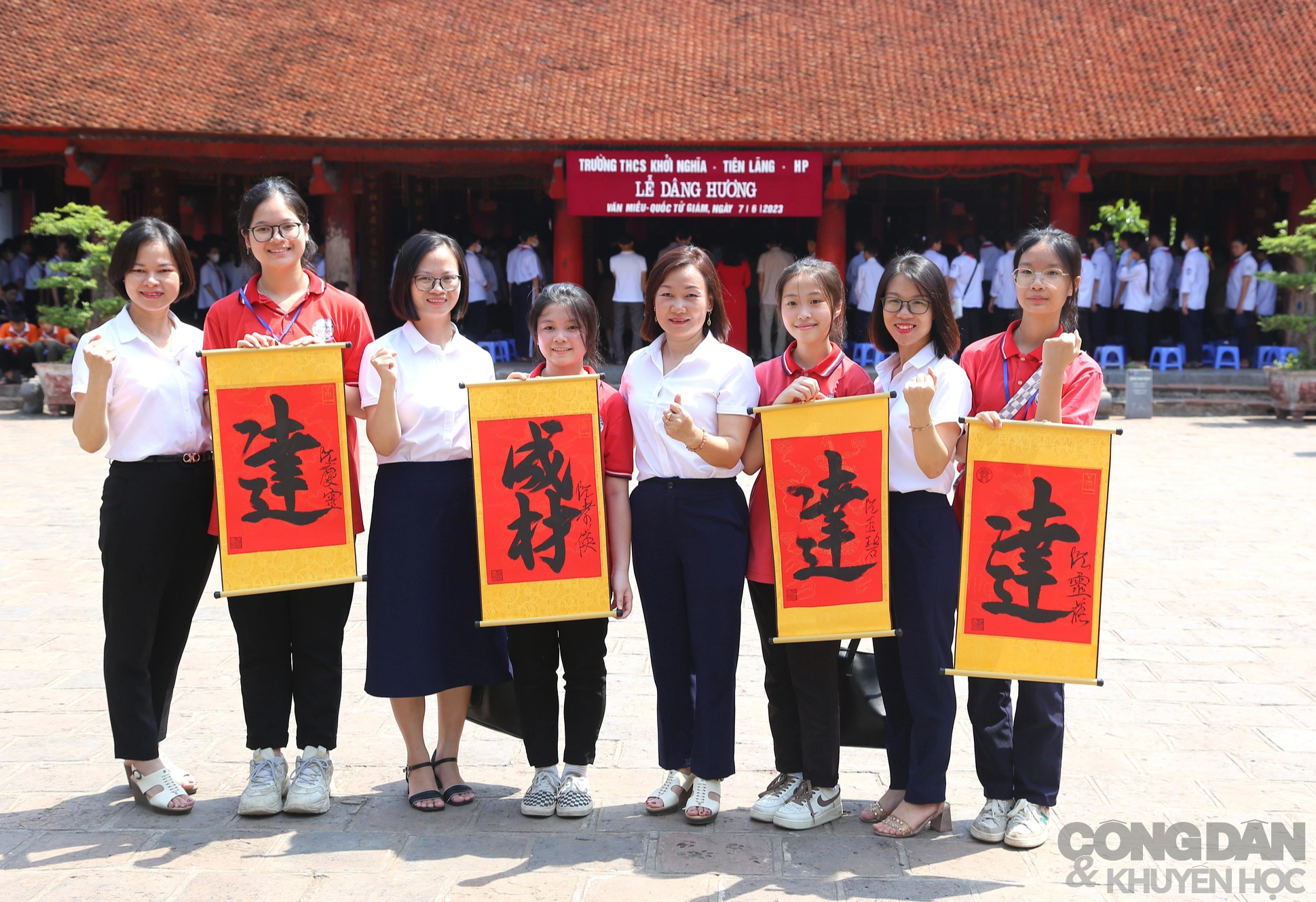 Kỳ thi tuyển sinh vào lớp 10 tại Hà Nội sẽ diễn ra trong 2 ngày 10-11/6. Buổi sáng 10/6 thí sinh thi Ngữ văn, chiều cùng ngày thi ngoại ngữ; sáng 11/6 thi môn Toán. Cuộc đua năm nay chỉ có 55,7% học sinh có suất học vào trường trung học phổ thông công lập (khoảng 72.000 học sinh).