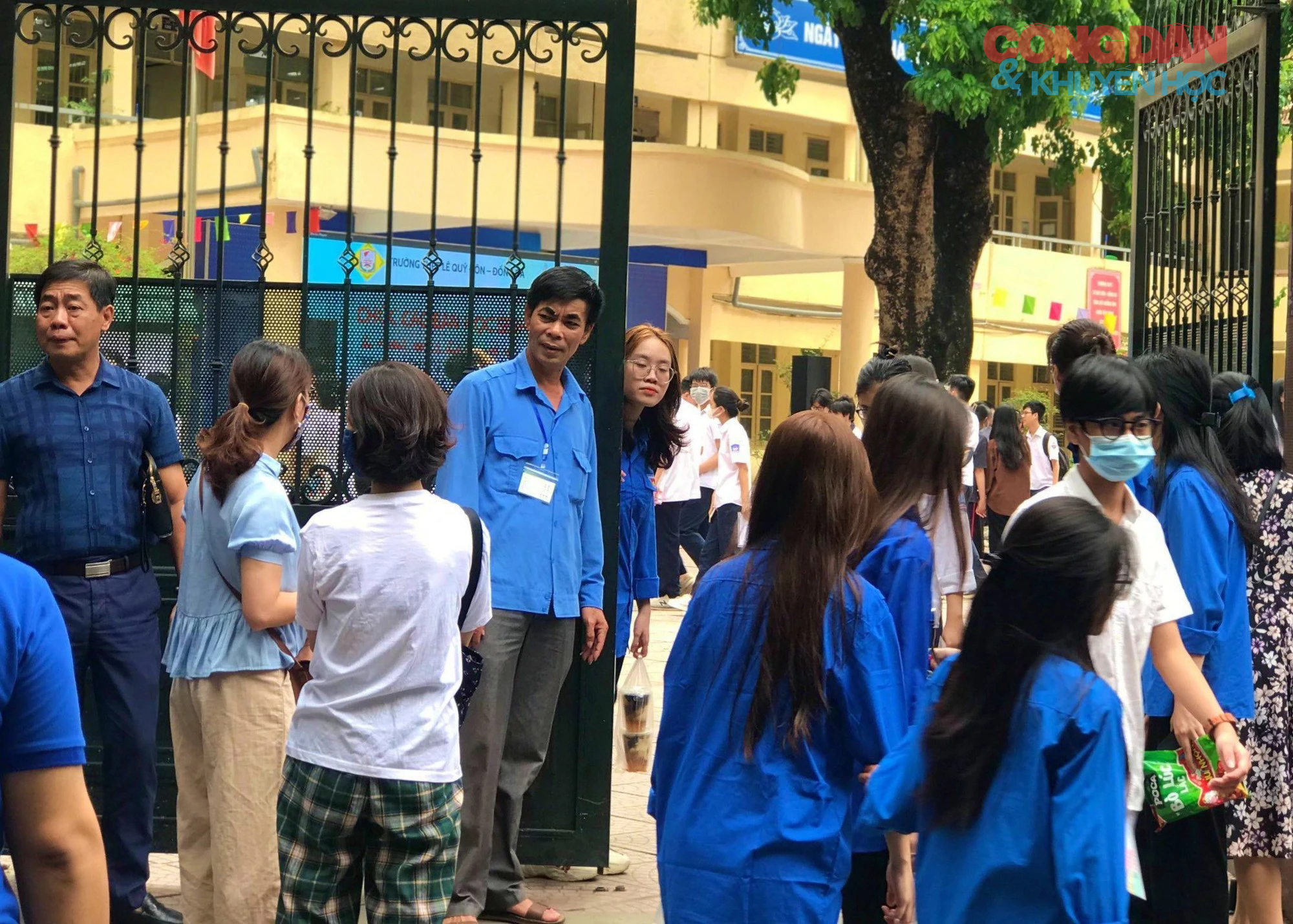 Thi vào lớp 10 tại Hà Nội: Tình nguyện viên &quot;xung kích&quot; tuyến đầu hỗ trợ thí sinh và phụ huynh - Ảnh 4.