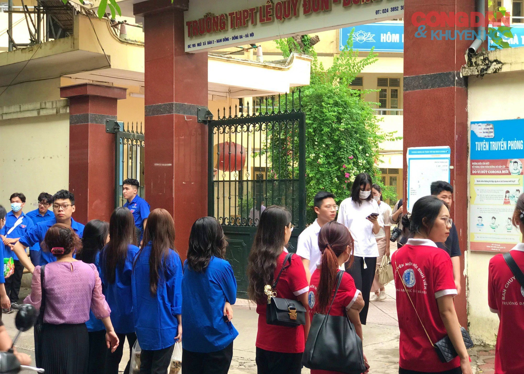 Thi vào lớp 10 tại Hà Nội: Tình nguyện viên &quot;xung kích&quot; tuyến đầu hỗ trợ thí sinh và phụ huynh - Ảnh 5.