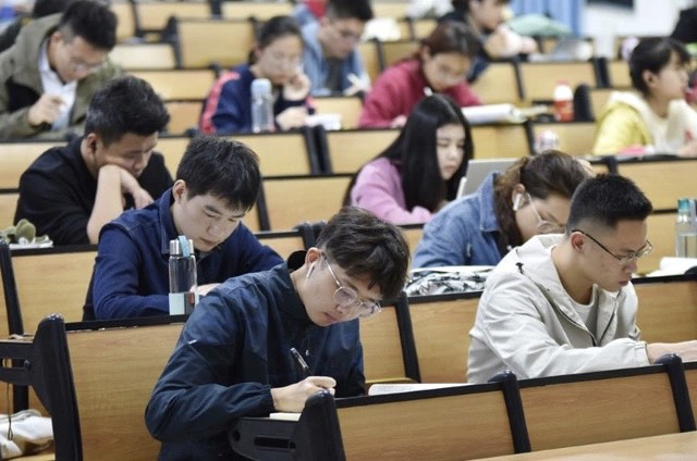 Sinh viên Trung Quốc lo lắng khi tăng học phí đại học - Ảnh 1.
