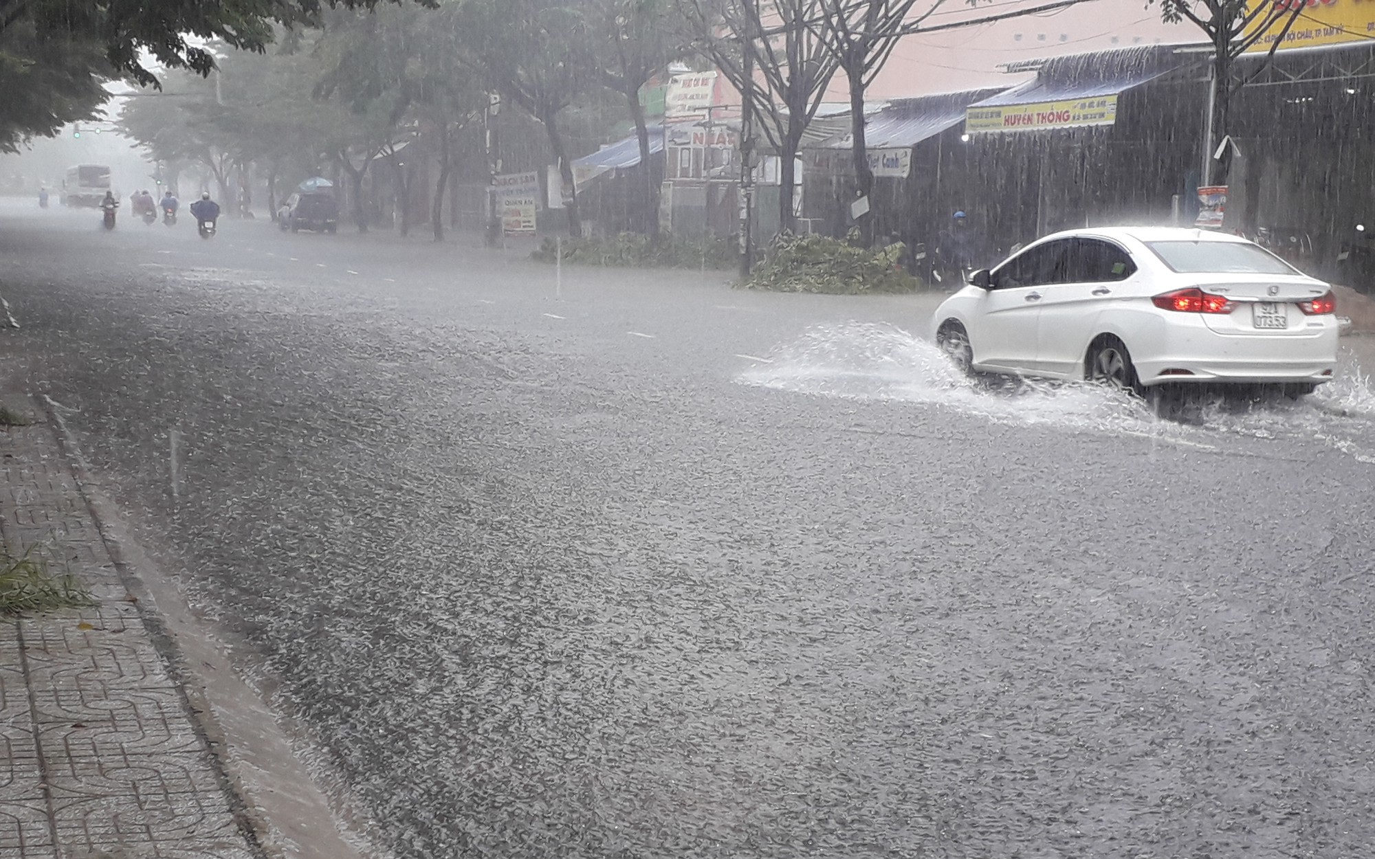 Sau nắng nóng, Bắc Bộ và Thanh Hóa có mưa dông diện rộng, nhiều nơi mưa rất to
