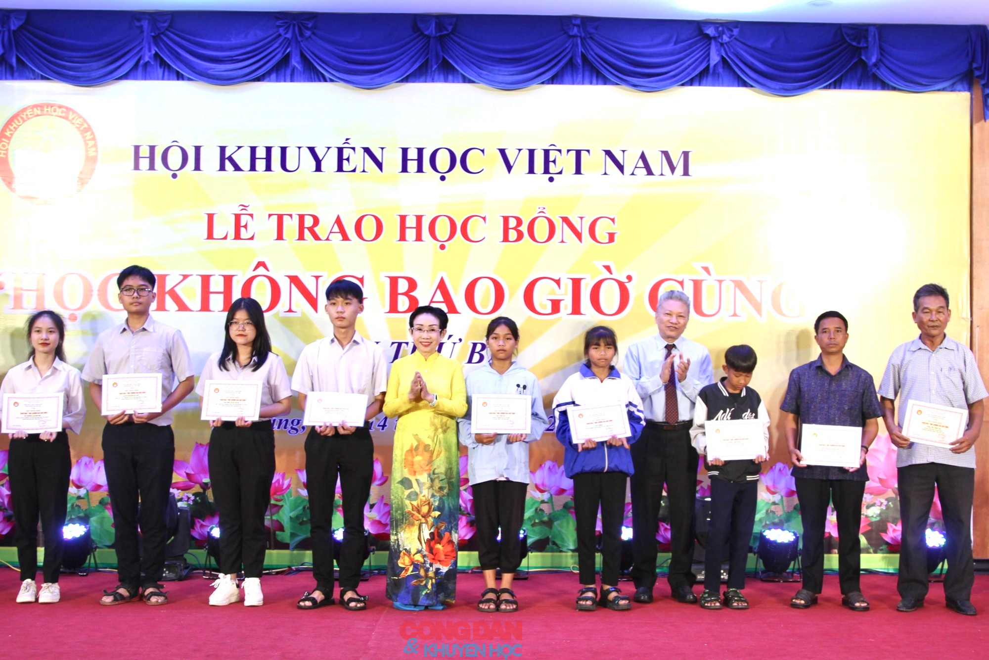Hội Khuyến học Việt Nam trao 250 suất học bổng 