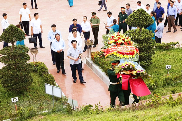 Chủ tịch Quốc hội dâng hương tưởng niệm các liệt sĩ tại Quảng Trị - Ảnh 1.