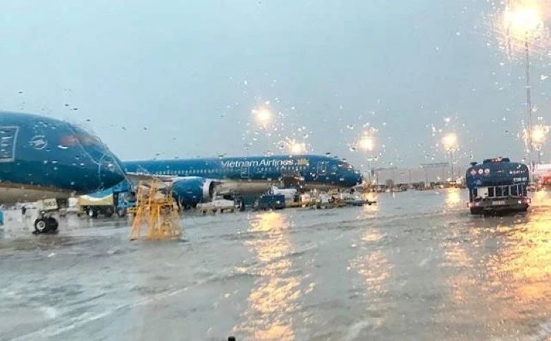 Ngày 18/7, dừng tiếp nhận tàu bay tại sân bay Nội Bài, Vân Đồn, Cát Bi để tránh bão số 1 - Ảnh 1.