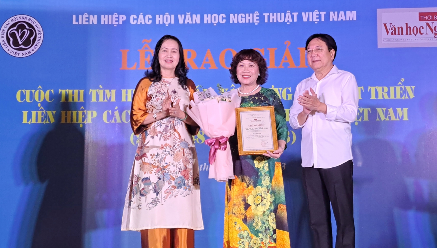 Trao giải cuộc thi Tìm hiểu 75 năm xây dựng và phát triển Liên hiệp các Hội Văn học nghệ thuật Việt Nam - Ảnh 4.