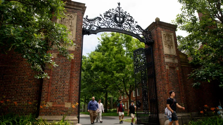 Bộ Giáo dục Mỹ mở cuộc điều tra về chính sách tuyển sinh của Đại học Harvard - Ảnh 1.