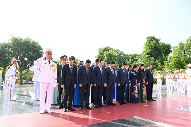 Lãnh đạo Đảng, Nhà nước dâng hương tưởng niệm các anh hùng liệt sĩ - Ảnh 5.