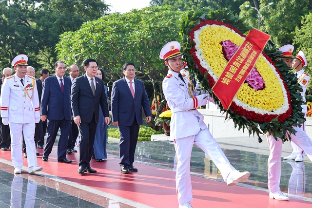 Lãnh đạo Đảng, Nhà nước dâng hương tưởng niệm các anh hùng liệt sĩ - Ảnh 1.