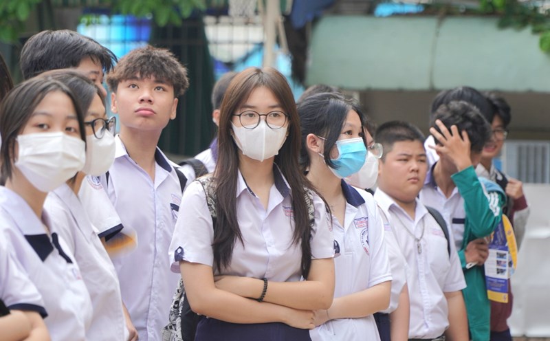 Thành phố Hồ Chí Minh áp giá trần khoản thu trường học, phụ huynh lo thu tối đa - Ảnh 1.