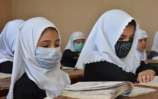 Giấc mơ đi học của nữ sinh ở Afghanistan có thể bị "tan biến" dưới thời Taliban - Ảnh 2.