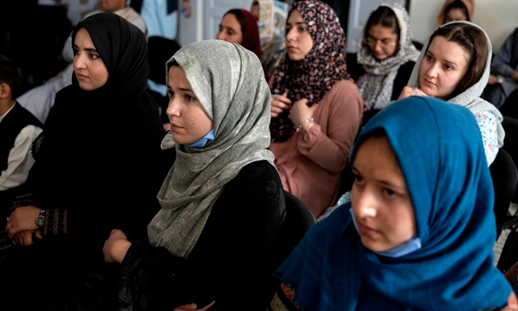&quot;Chết dần chết mòn&quot; vì ở nhà, phụ nữ Afghanistan đổ xô đi học làm y tá - Ảnh 2.