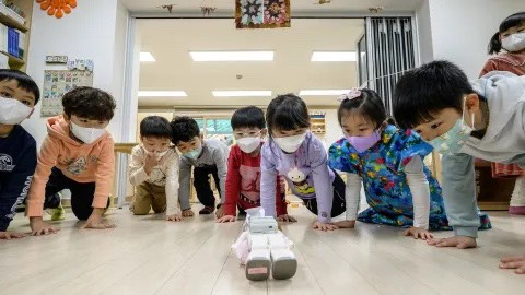 Hàn Quốc mở thêm viện dưỡng lão, đóng cửa nhiều nhà trẻ - Ảnh 3.
