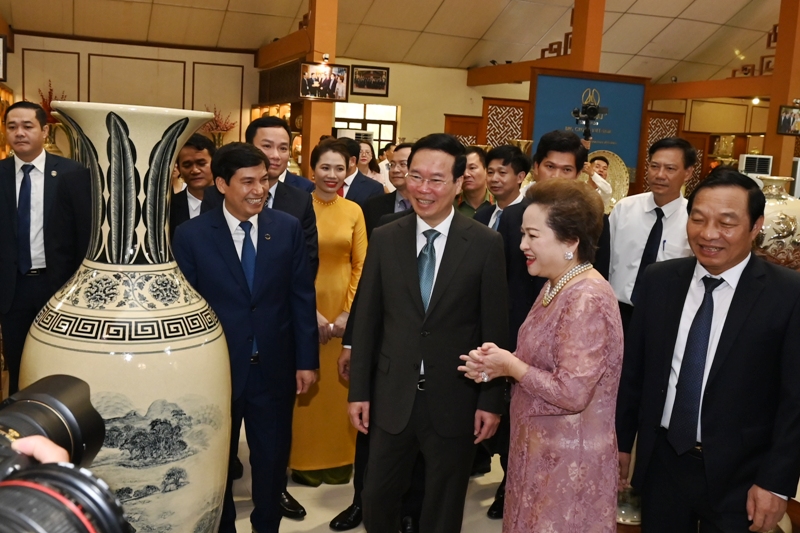 Chủ tịch nước Võ Văn Thưởng cùng Tổng thống Kazakhstan trải nghiệm làm gốm Chu Đậu - Ảnh 2.
