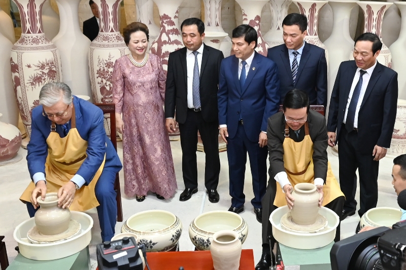 Chủ tịch nước Võ Văn Thưởng cùng Tổng thống Kazakhstan trải nghiệm làm gốm Chu Đậu - Ảnh 3.