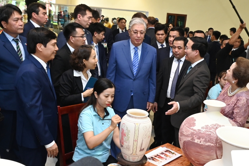 Chủ tịch nước Võ Văn Thưởng cùng Tổng thống Kazakhstan trải nghiệm làm gốm Chu Đậu - Ảnh 1.