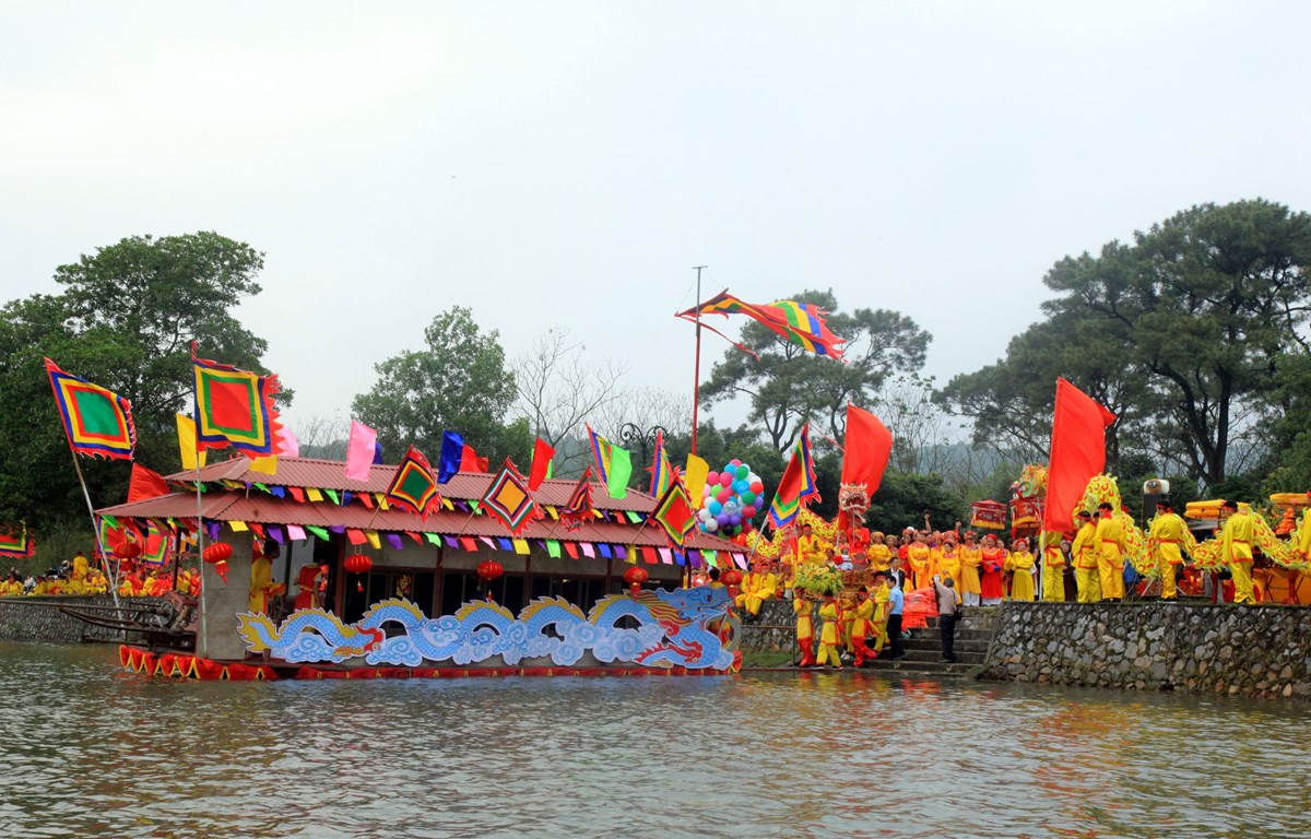 LỄ HỘI MÙA XUÂN CÔN SƠN KIẾP BẠC VỚI DÒNG NGƯỜI HÀNH HƯƠNG DÂNG LỄ ĐẦU NĂM